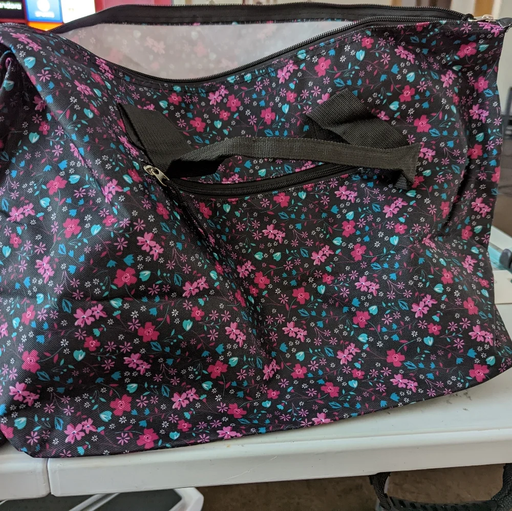 New very pretty overnight and makeup bags. Large 20x13-1/2   Big one only - Picture 2 of 3